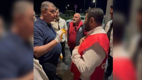 Sokakta çöp kavgasına tutuştular! "Grev kırıcı" Tugay'a DİSK'li başkandan tepki: Ekmeğimizin peşindeyiz