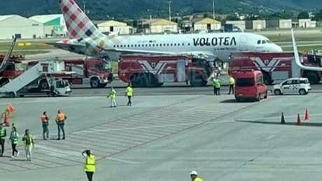 HAVALİMANINDA KAN DONDURAN OLAY: UÇAK MOTORUNA KAPILARAK CAN VERDİ!