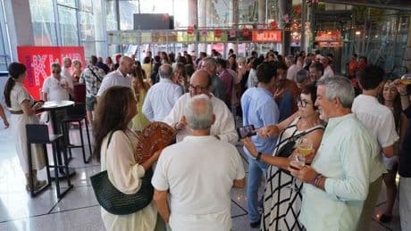 El Euskalduna monta en fiestas un 'Klub' de DJ's, pintxos y tardeo
