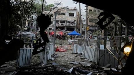 Israël visé par des missiles iraniens après une quatrième nuit de frappes sur l’Iran