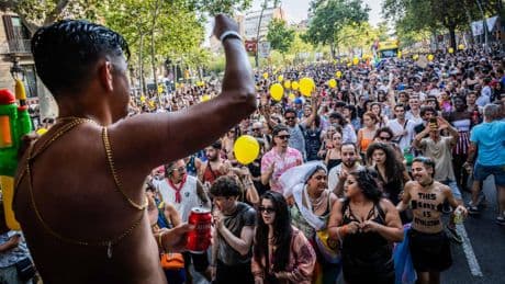 Una marea arcoíris de 150.000 personas inunda Barcelona de Orgullo