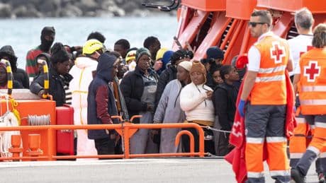 El Gobierno empieza el traslado de menores migrantes desde Canarias hasta la Península