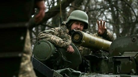 Ucraina, le truppe di Kiev in prima linea scettiche sulla cessione di terre: «Perché allora abbiamo combattuto?»