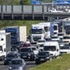 Starke Rauchentwicklung und Feuerwehreinsatz: Feld brennt neben der A10 bei Berlin – sechs Kilometer Stau