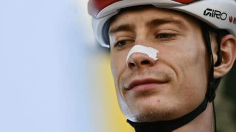 Jonas Vingegaard na finish op Mont Ventoux onderuit door fotograaf: ’Ik weet niet waar hij mee bezig was’