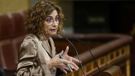 Montero atribuye a "empresarios" que difunden "bulos" y "mentiras" la idea de que el apagón fue un "experimento"