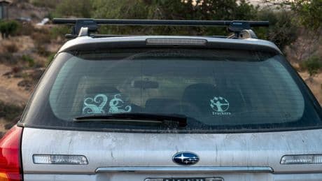 Las pegatinas en el coche pueden suponer multas de hasta 200 euros
