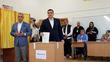 Rumanía empieza a votar en la primera vuelta de las elecciones en las que el ultranacionalista Simion parte como favorito