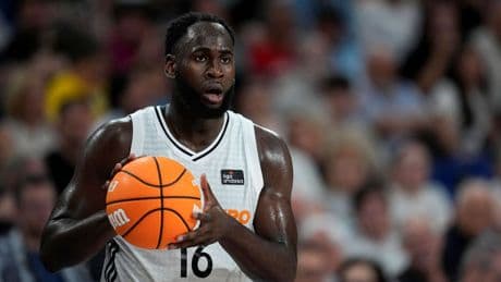 El mejor Real Madrid del año suda y vence al bravo Unicaja, mientras hay un ciclón taronja en Valencia