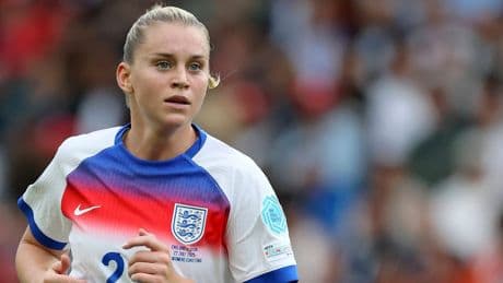 Nadine Riesen: Bundesliga-Star posiert mit Doppelgängerin Alessia Russo