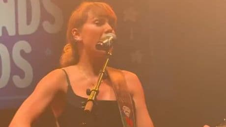 "Une invitée vraiment très spéciale": Le concert surprise de Taylor Swift à Nashville