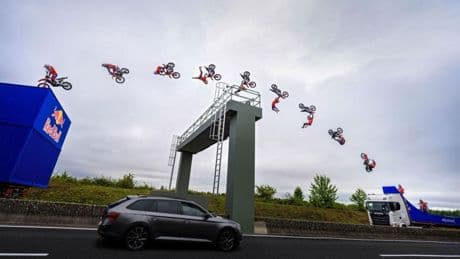 Hareket halindeki iki kamyon arasında motosikletiyle backflip attı!