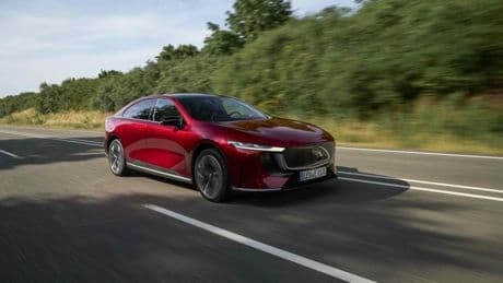 Mazda amenaza al Tesla Model 3 con una berlina eléctrica elegante, con un interior revolucionario y un precio de 32.000 euros (descuentos incluidos)