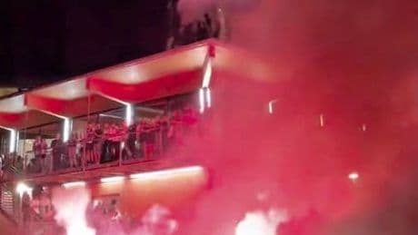 Pokal-Party in Österreich eskaliert - Stadiondach mit Feuerwerk abgefackelt