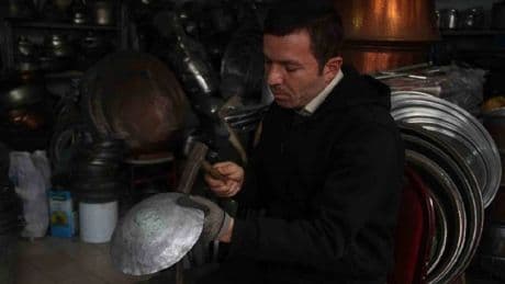Babası 72 yılını verdi, ‘Kaybolmasın’ diye o devraldı! Eskiyi alıyor yenileyerek satıyor: Faydasını bilen dükkandan çıkmıyor