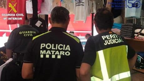 Intervenidas más de 1.200 prendas de ropa falsificadas en una tienda de Mataró