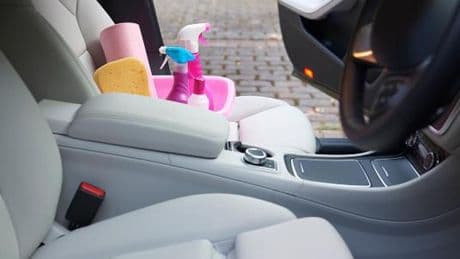Julián Cruz, experto en coches, este es el truco casero para los plásticos de tu coche brillantes: "Flipas cómo queda"