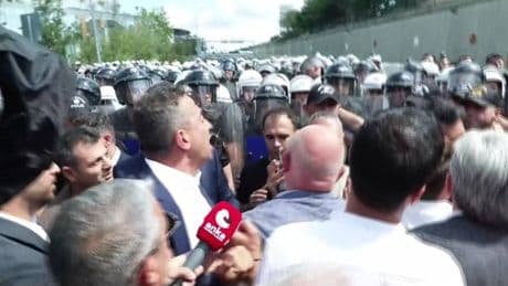 CHP’den Gürsel Tekin açıklaması: Polis çekilirse, tek başına içeri kabul edilecekti ama abluka yoğunlaştı!