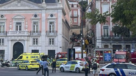 Al menos 15 muertos y una veintena de heridos tras descarrilar el tranvía funicular de Gloria en Lisboa (Portugal)