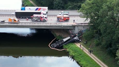 Zwei Schwerverletzte - Lkw stürzt von Autobahnbrücke in Kanal