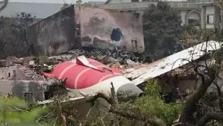 Hindistan’daki uçak kazasının sebebi ne? Kara kutu incelemesi sürerken uzmanlar görüşlerini açıkladı