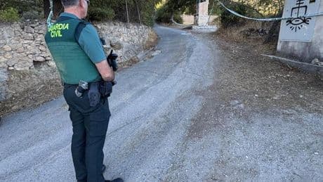 Mata a un hombre con arma de fuego y se atrinchera con la mujer del fallecido en una casa de Granada