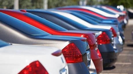 Las Zonas de Bajas Emisiones y la dana mandan a más de 1,3 millones de coches al desguace: nuevo récord en España