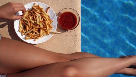 Mythencheck: Mit vollem Magen darf man nicht Schwimmen gehen – stimmt's?