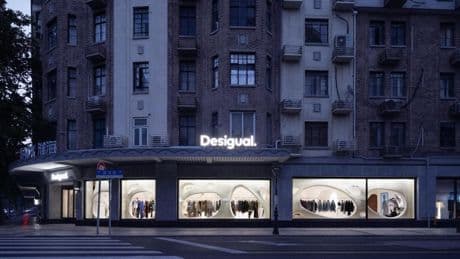 Desigual inicia nueva etapa con 95 tiendas menos y una clientela más joven