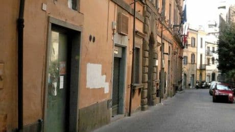 Viterbo, mamma lascia i figli piccoli in casa per fare la spesa: il bimbo di 5 anni trovato solo in strada, nell'abitazione era rimasto il fratellino neonato