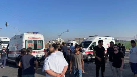 Mardin'de halk otobüsü ile tırın çarpıştığı kazada 10 kişi yaralandı
