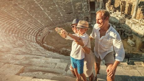 « L’été est une période à risque » : quand les photos d’enfants en vacances alimentent les réseaux pédocriminels