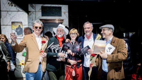 Libros y cócteles, los autores de ‘La Vanguardia’ se juntan en el Dry Martini