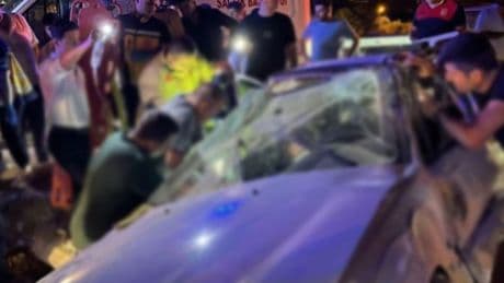 Hatay'da otomobil refüje çarptı: 4 yaralı