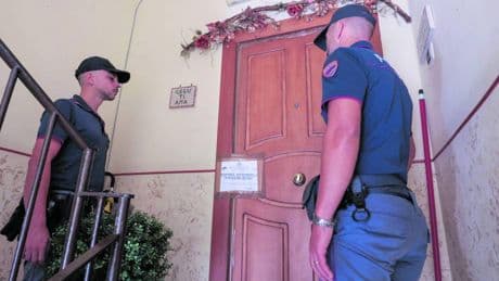 "Mi ha aggredito". Accoltella a morte il marito, arrestata 58enne
