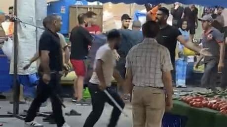 Pazarcılar kavga etti, sopalar, yumruklar, tekmeler havada uçuştu