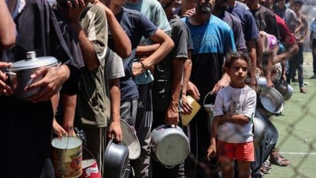 « On meurt devant le monde entier » : un journaliste palestinien raconte au « Monde » la famine quotidienne à Gaza