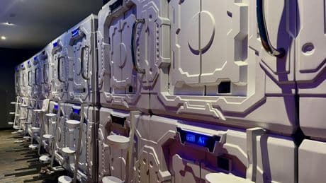 Cómo es dormir en un hostal cápsula: ruido y angustia a cambio de una experiencia futurista