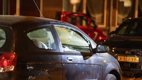 Auto beschoten in Rotterdam, twee gewonden