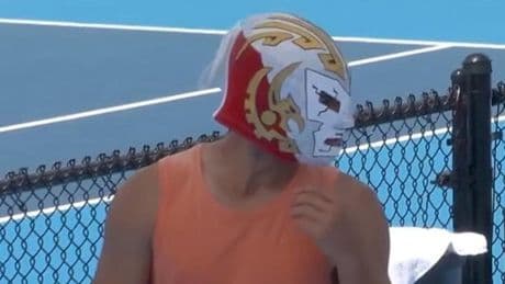 Lo riconoscete? Il top player del tennis sorprende: indossa la maschera da wrestler in campo!