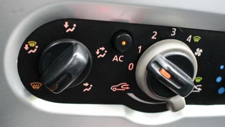 Offene Fenster oder Klimaanlage: Was kühlt das Auto effizienter?