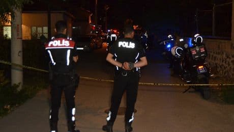 Sokak ortasında dehşet: Annesi, kardeşi ve komşusunu vurup, intihara kalkıştı