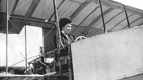 « Il semble vraiment qu’on ait des ailes » : Thérèse Peltier, la première femme à avoir piloté un avion