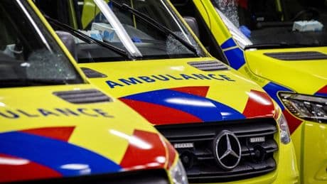 Mag je door rood rijden om plaats te maken voor een ambulance?