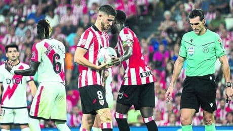 Sancet, sobre la jugada del penalti de Gumbau: "Llega tarde y me arrolla"