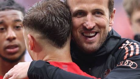 „We are the champions“: Partytier Kane feiert Titelerlösung ausgelassen