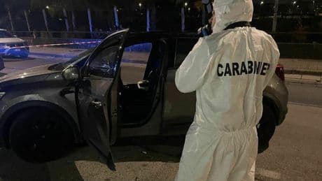 Napoli, donna trovata morta in strada: a poca distanza scoperta una 31enne in fin di vita in auto. «Avevano una relazione»