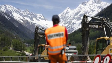 Schweizer Alpen: Walliser Dorf von Bergsturz bedroht