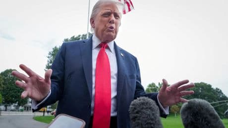 Trump visita al rey Carlos III por segunda vez mientras su círculo agita la política británica a favor de los 'ultras' de Farage