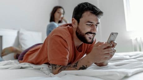 Psychologen sicher - An diesem Handy-Tick erkennen Sie Narzissten